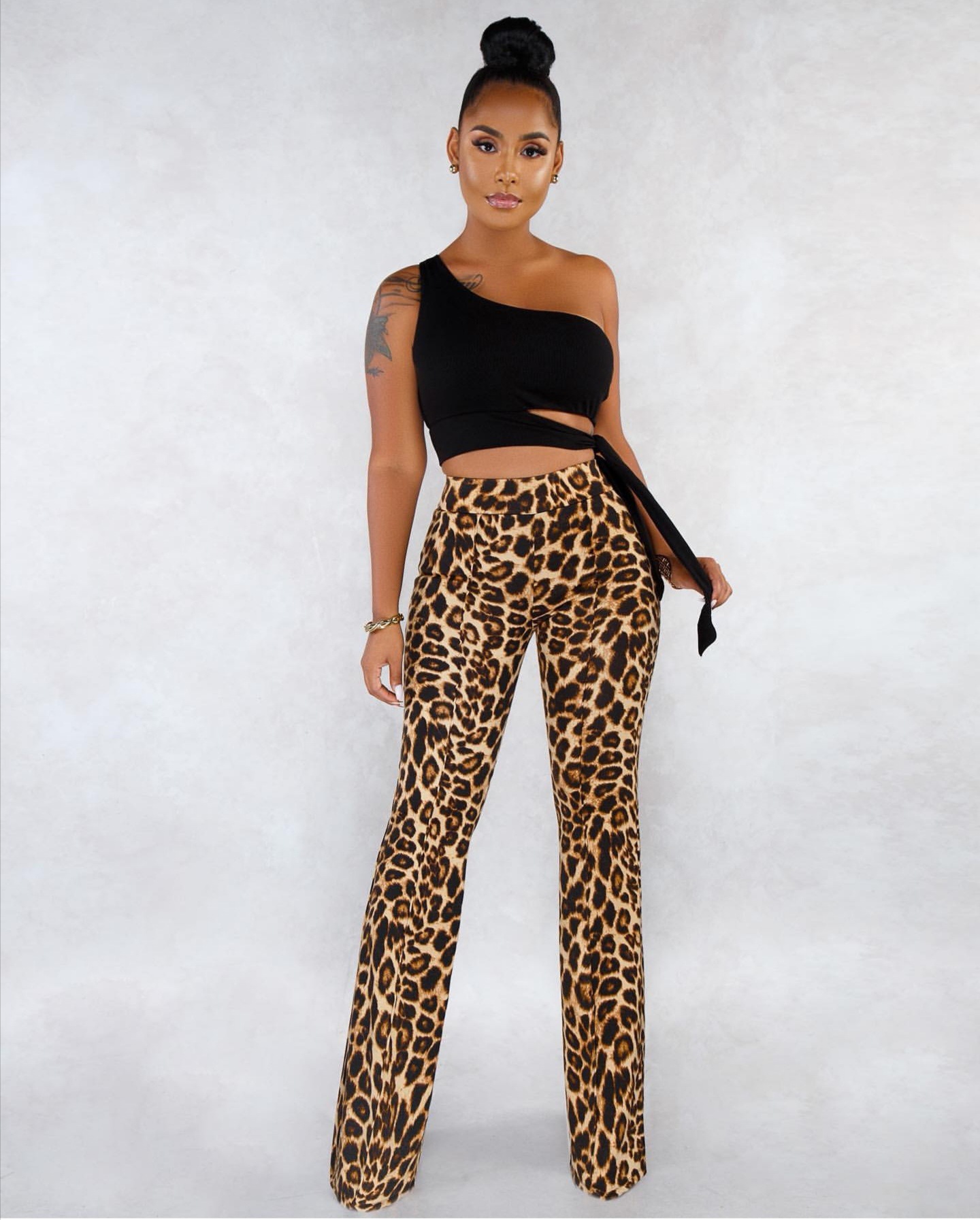 Title 2, Usklađene leopard flare pantalone Izgledajte st...