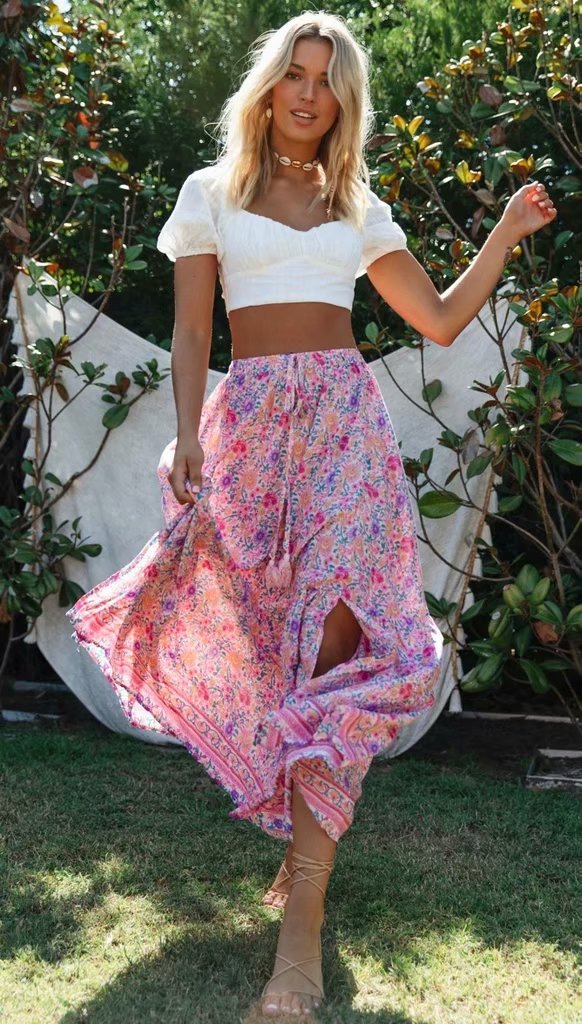 Title 4, Printed lace skirt with elastic waist for a com...