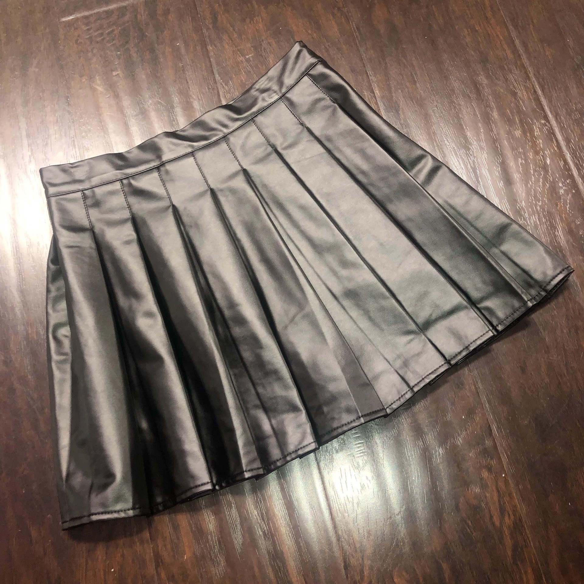 Title 12, Solid color PU leather pleated skirt, a fashion...