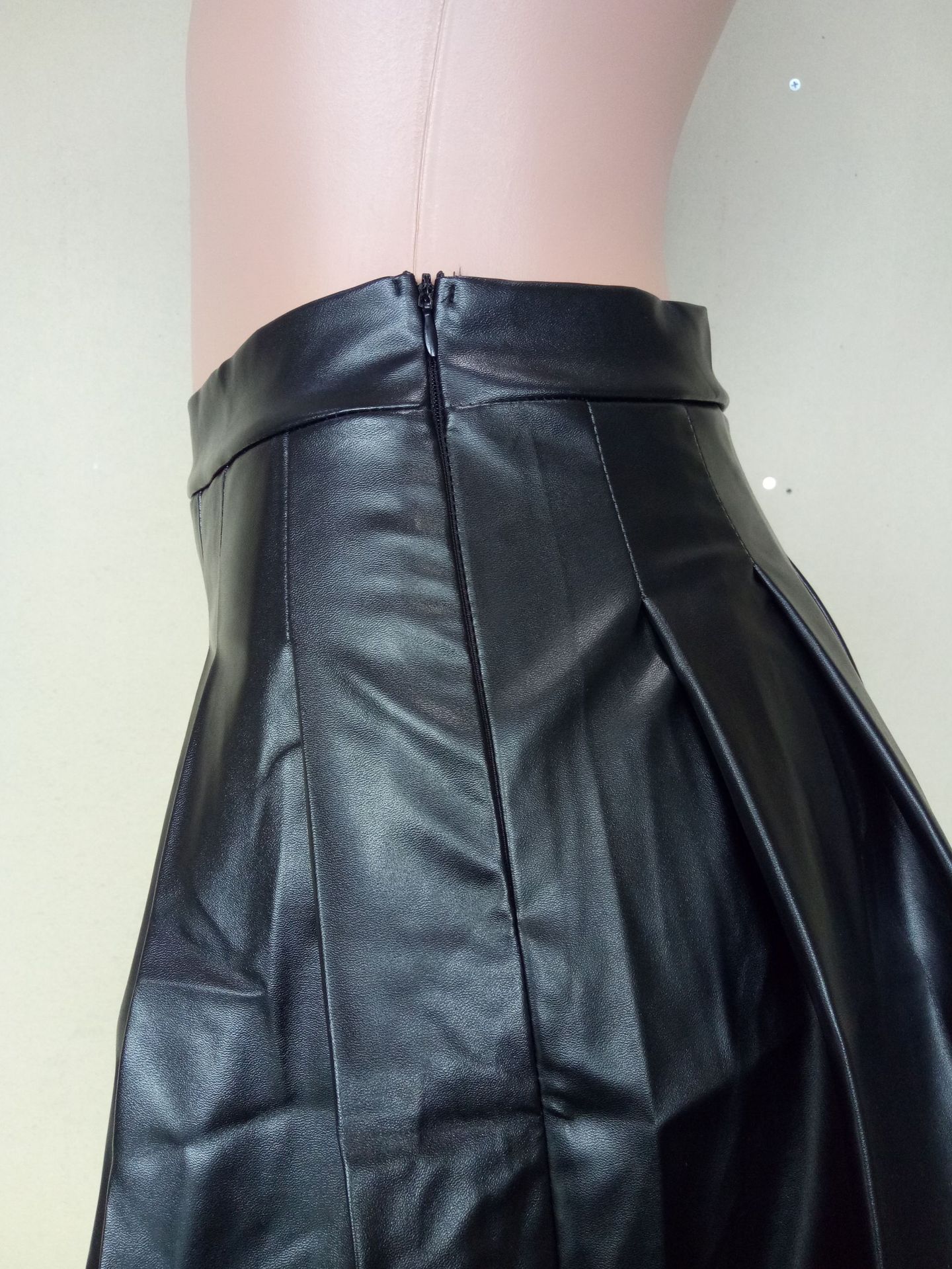 Title 13, Solid color PU leather pleated skirt, a fashion...