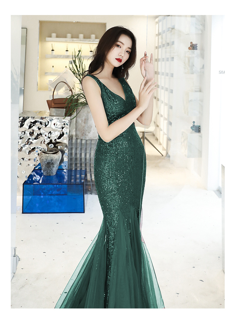 Title 2, Langes Kleid mit Fishtail-Saum und Pailletten, ...