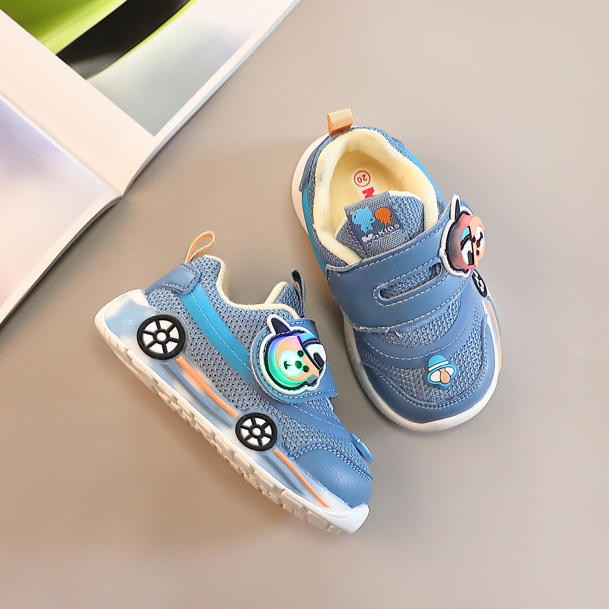 Title 7, New Style Childrens Soft-soled Light-up Sports...