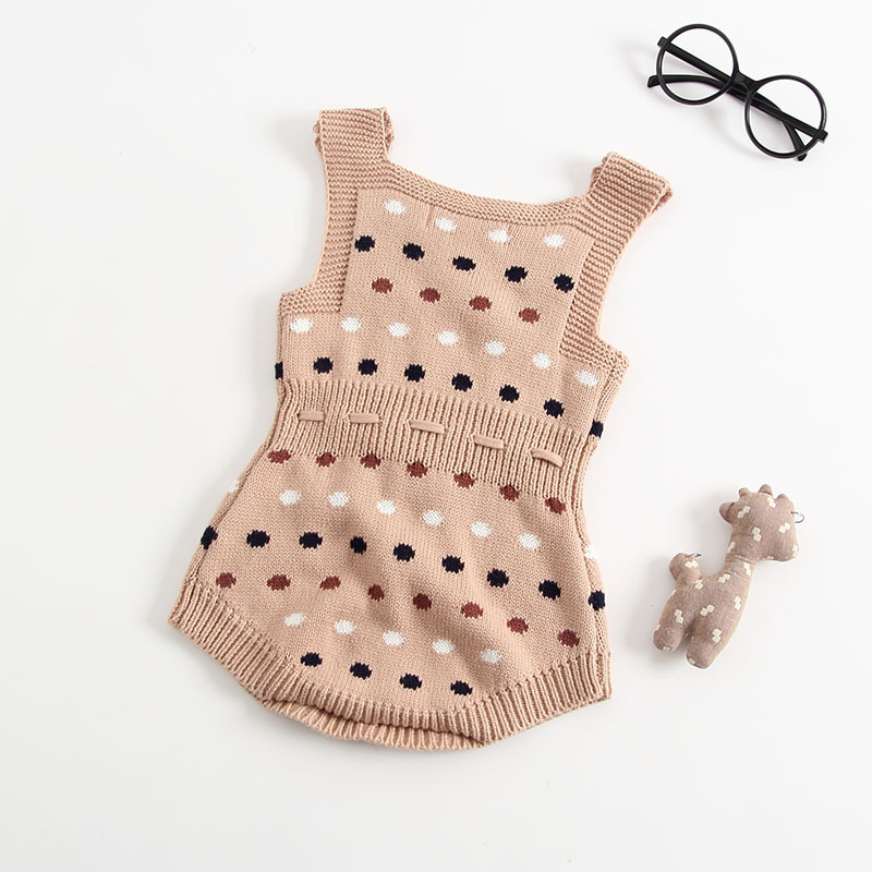 Title 7, Tutina neonato in maglia jacquard a pois. Perfe...