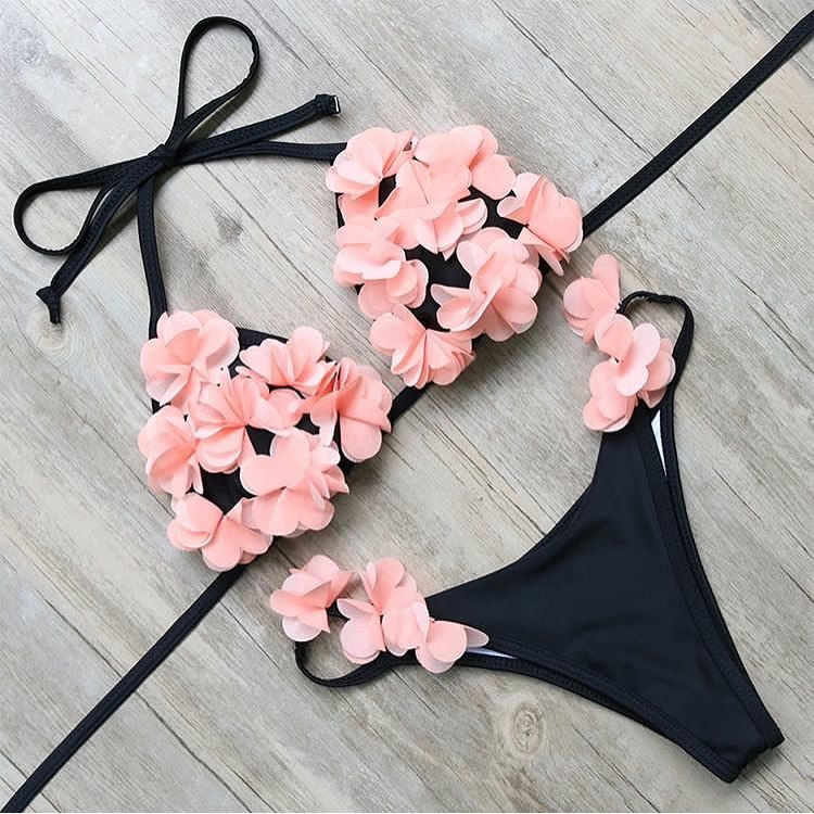 Title 18, Sexy tweedelig bikini met driedimensionale bloe...