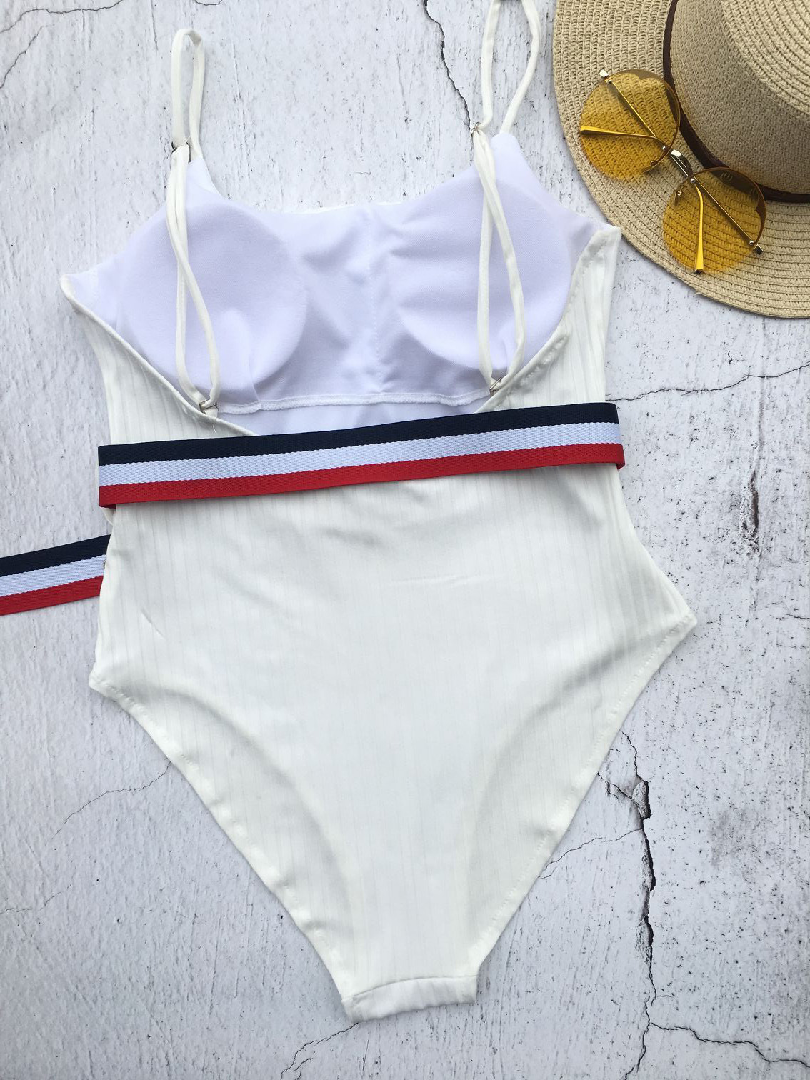 Title 3, Effen gekleurde bikini met hoge taille. Ideaal ...