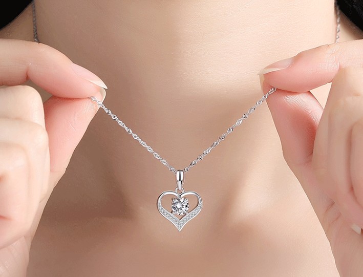 Title 2, Hollow Love Peach Heart Clavicle Chain