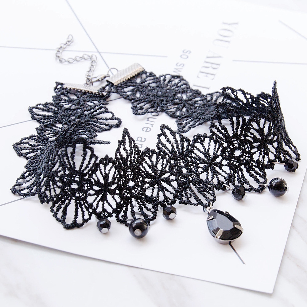 Title 3, Lace necklace