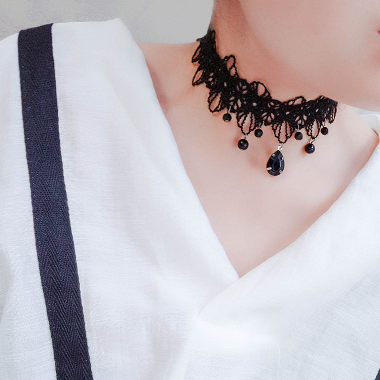 Title 6, Lace necklace