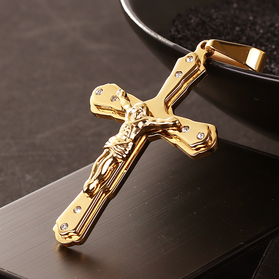 Title 6, Jesus golden cross