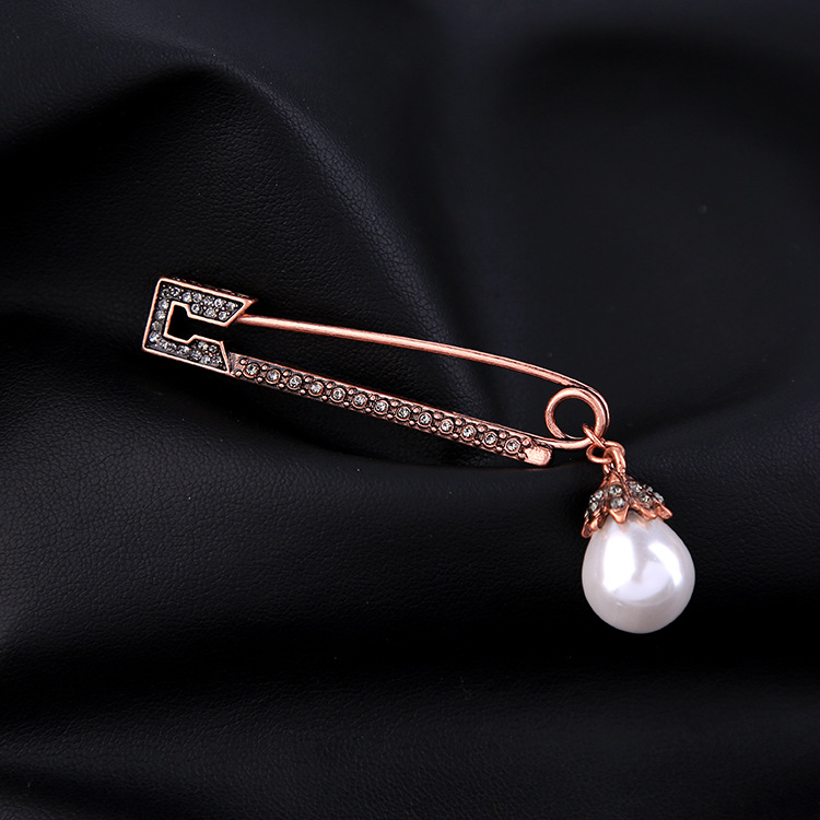 Title 6, Pearl and Diamond Alloy Brooch