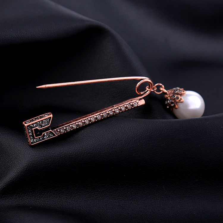 Title 9, Pearl and Diamond Alloy Brooch