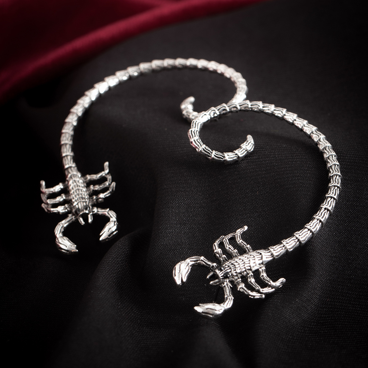 Title 8, Ličnost Contour Scorpion Curved Ear Studs Female