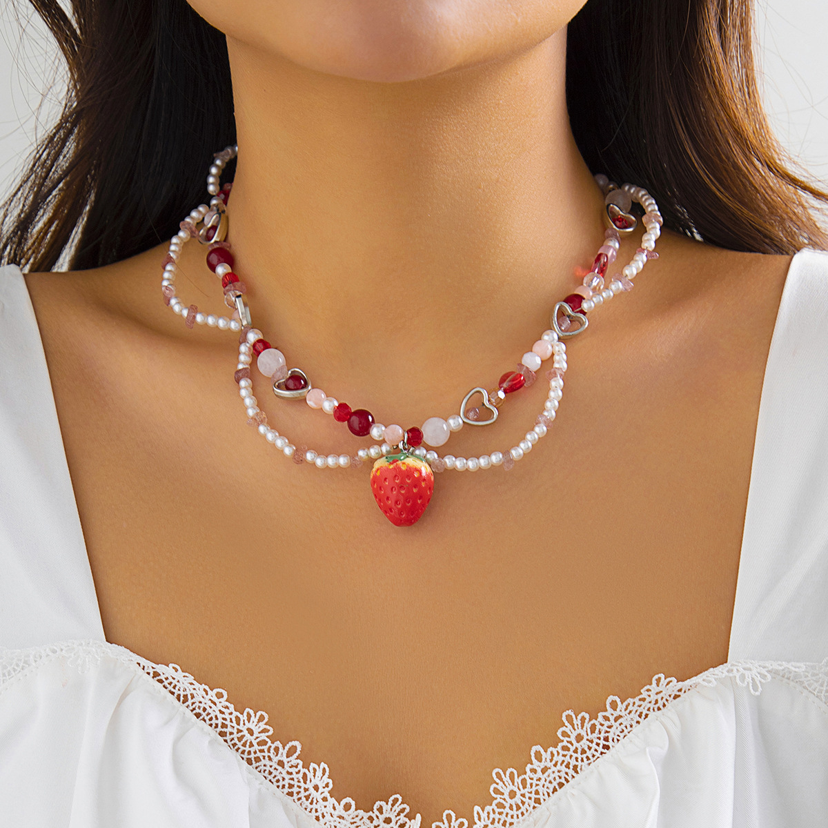 Title 5, Collana da donna con croce di perle d