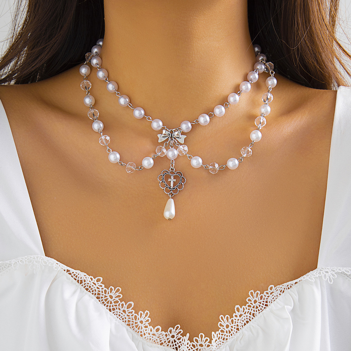 Title 8, Collana da donna con croce di perle d