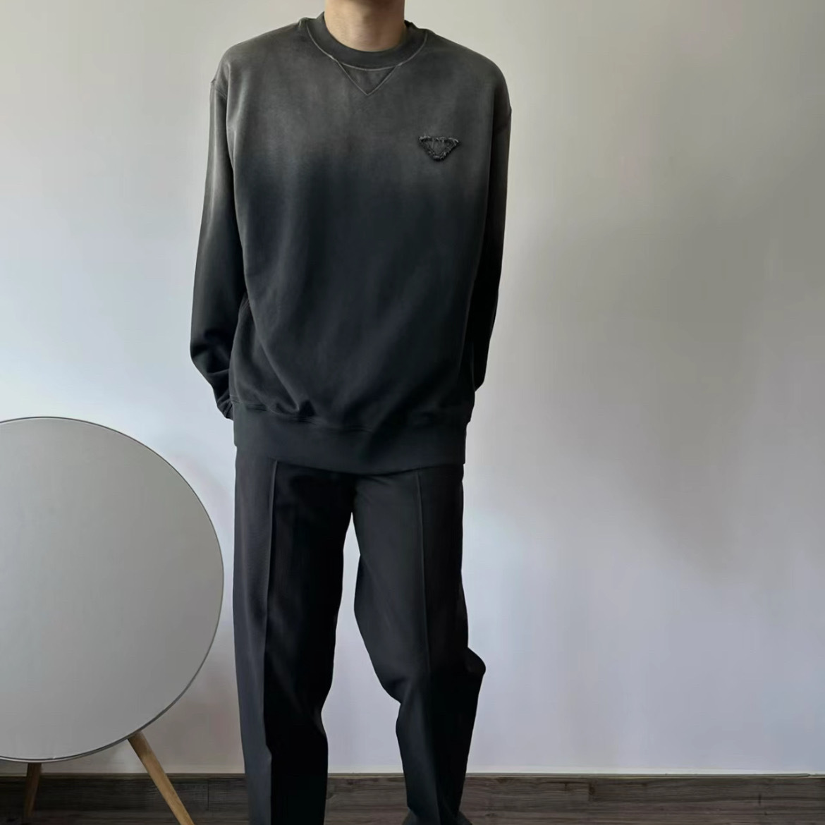 Inverted Triangle Washed Gray Gradient Distressed Head Men's And Women's Round Neck Sweater