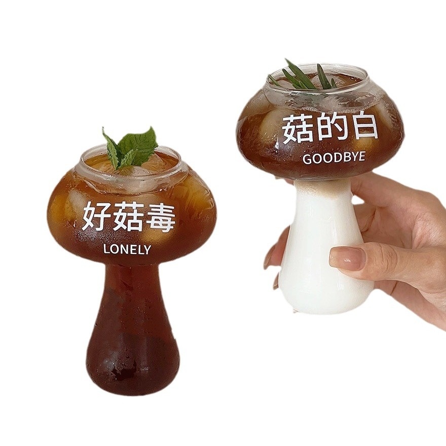 كوب ماء بطبعة فطر بنمط المشاهير الكوميديين على الإنترنت