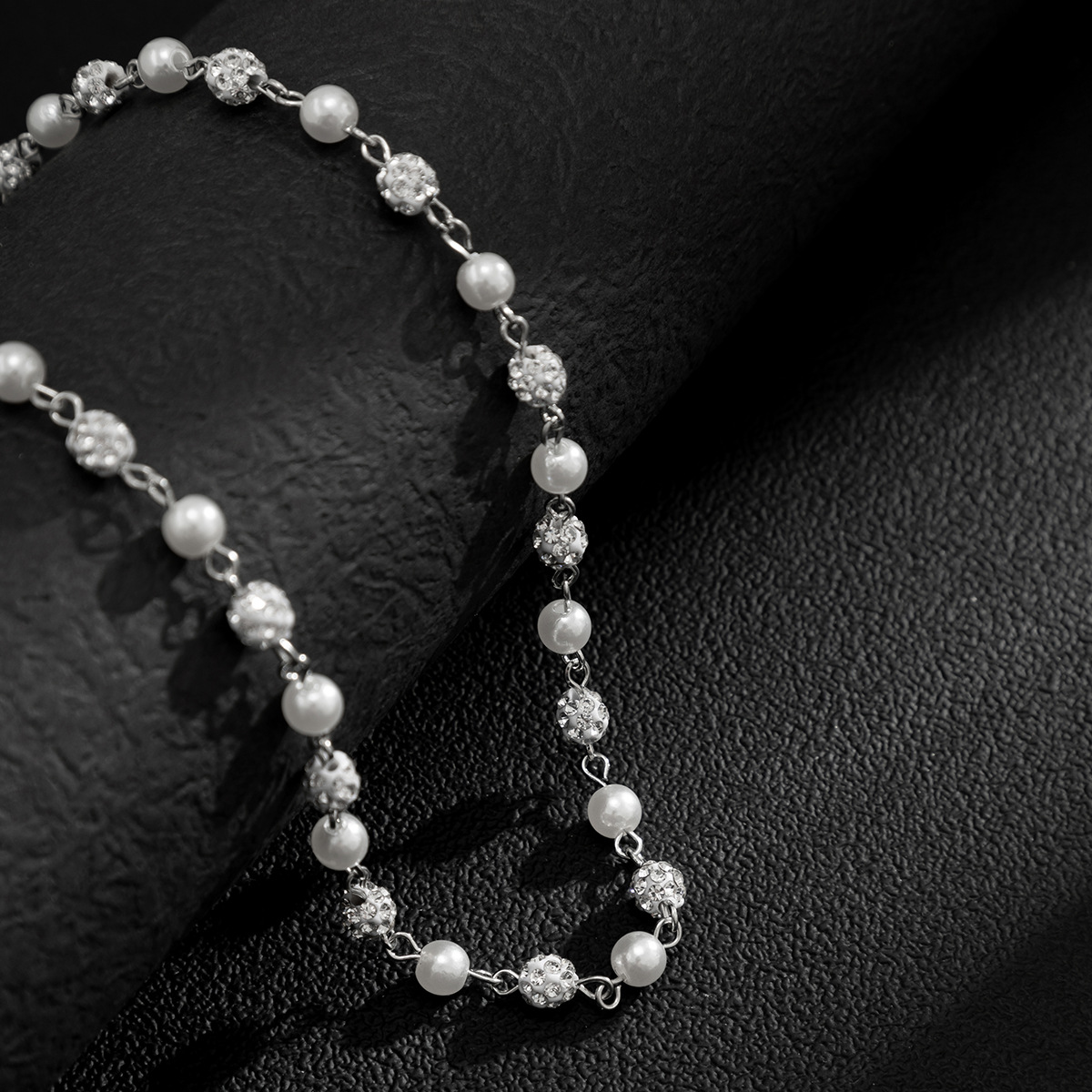 قلادة لؤلؤ بتطريز أنيق وبسيط للنساء