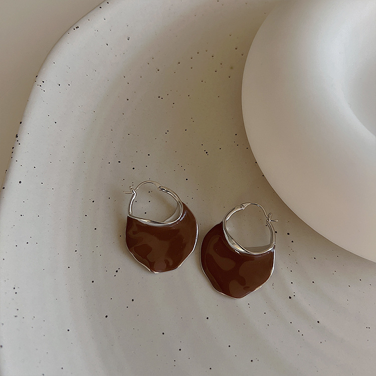 أقراط معدنية بتصميم نقاط غير منتظمة تناسب جميع الإطلالات