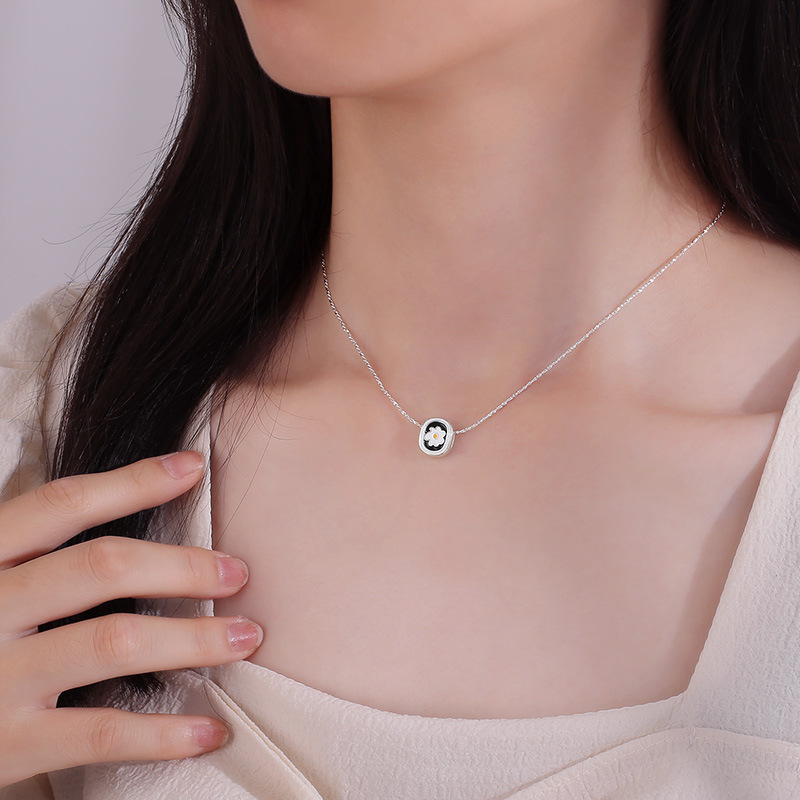 Women's Korean-style Retro Little Daisy Necklace Epoxy Sunflower Pendant Simple Niche High-grade Clavicle Chain