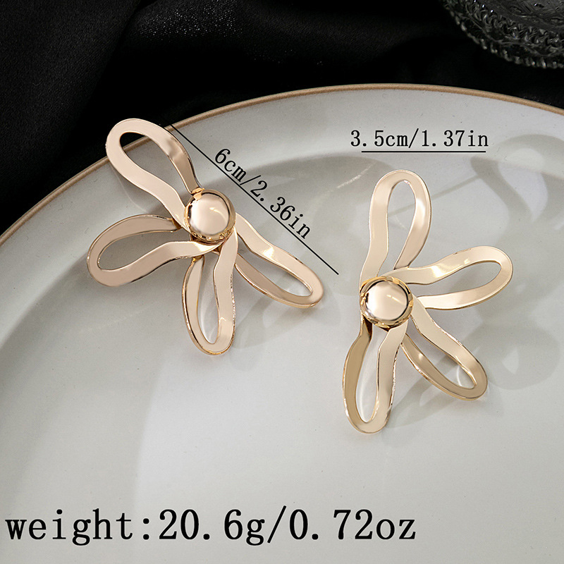 European And American Retro High-grade Flower Cutout Earrings