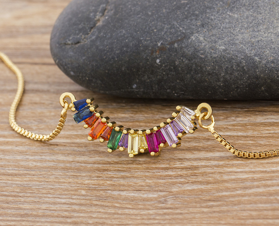 قلادة بتصميم هندسي مرصع بالزركون بألوان قوس قزح