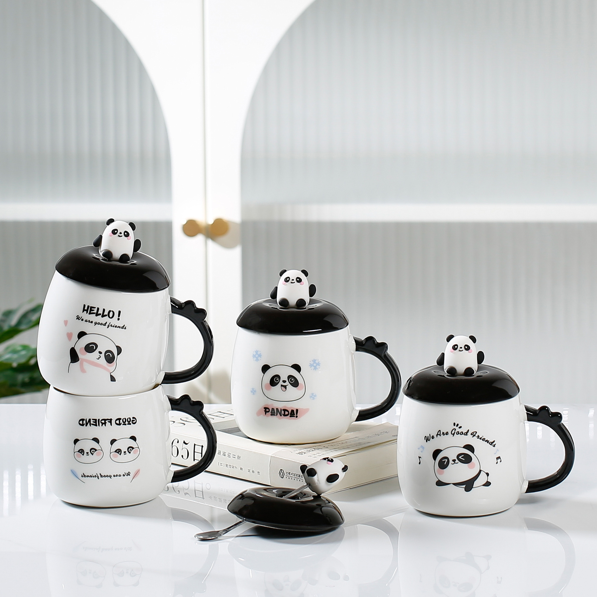 Title 2, Caneca de cerâmica com panda de desenho animado...