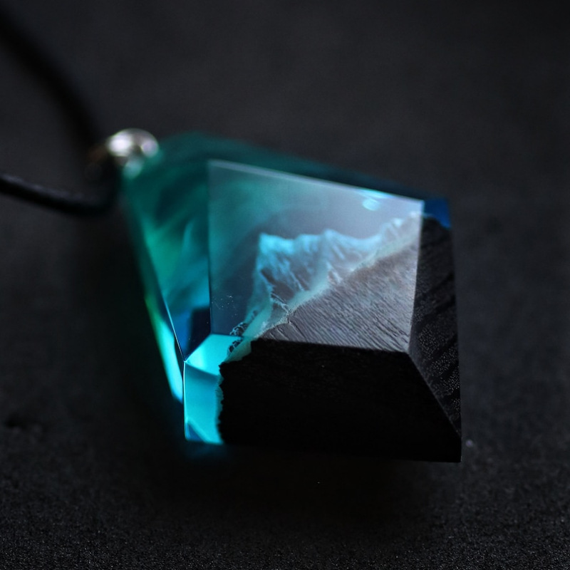 Aurora Resin Luminous Pendant Noctilucent Necklace. Product information: Treatment Process: Polishing, Color: Color, Material: Plastic/resin, Popular elements: Aurora, Style: Personality. Packing list: 1*Resin Necklace. Images of the product.