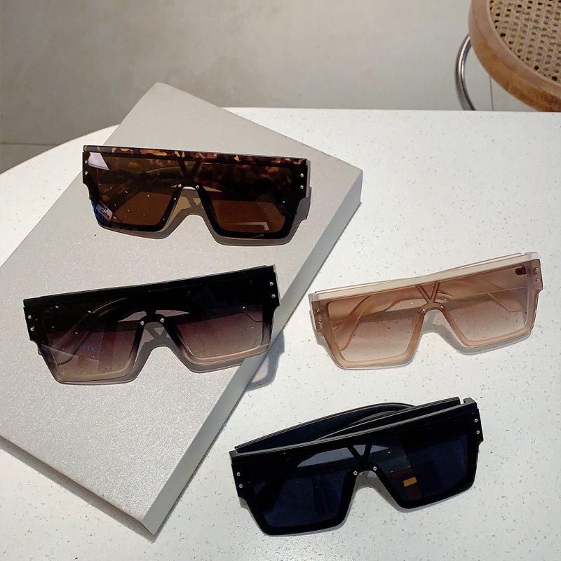 Title 4, Street Shot Slimming Retro M Nail Sunglasses