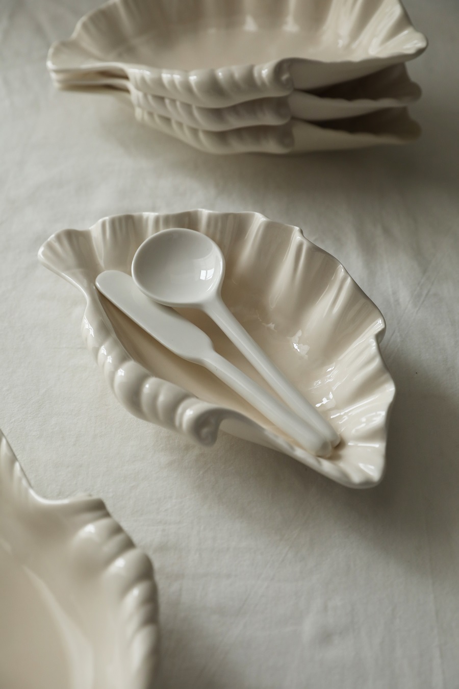 Title 11, Gentle Cream Color Three-dimensional Shell Retr...