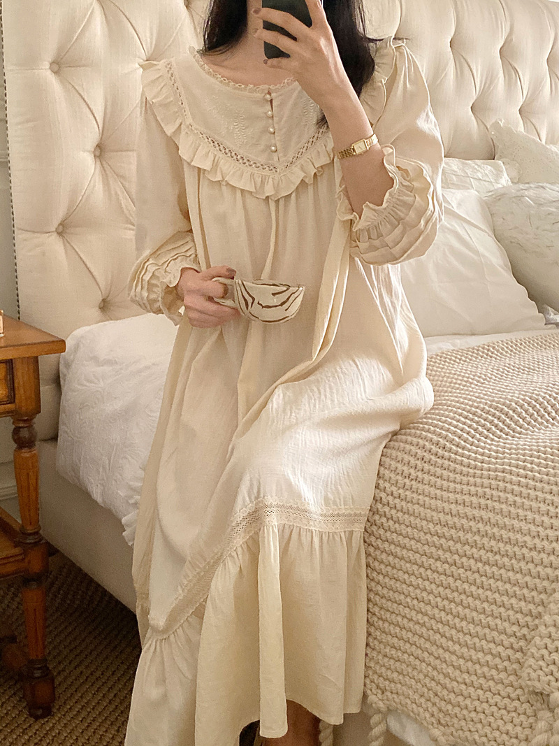 Title 25, Vintage Court Style Nightdress Long Princess Style