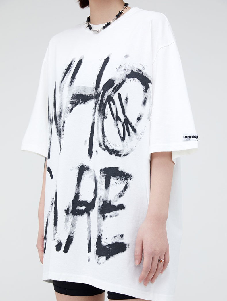 Title 10, T-shirt a maniche corte con lettere dipinte a m...