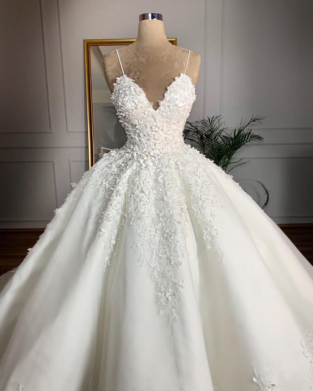 Title 3, Sexy Brautkleid mit tiefem V-Ausschnitt, Spitze...