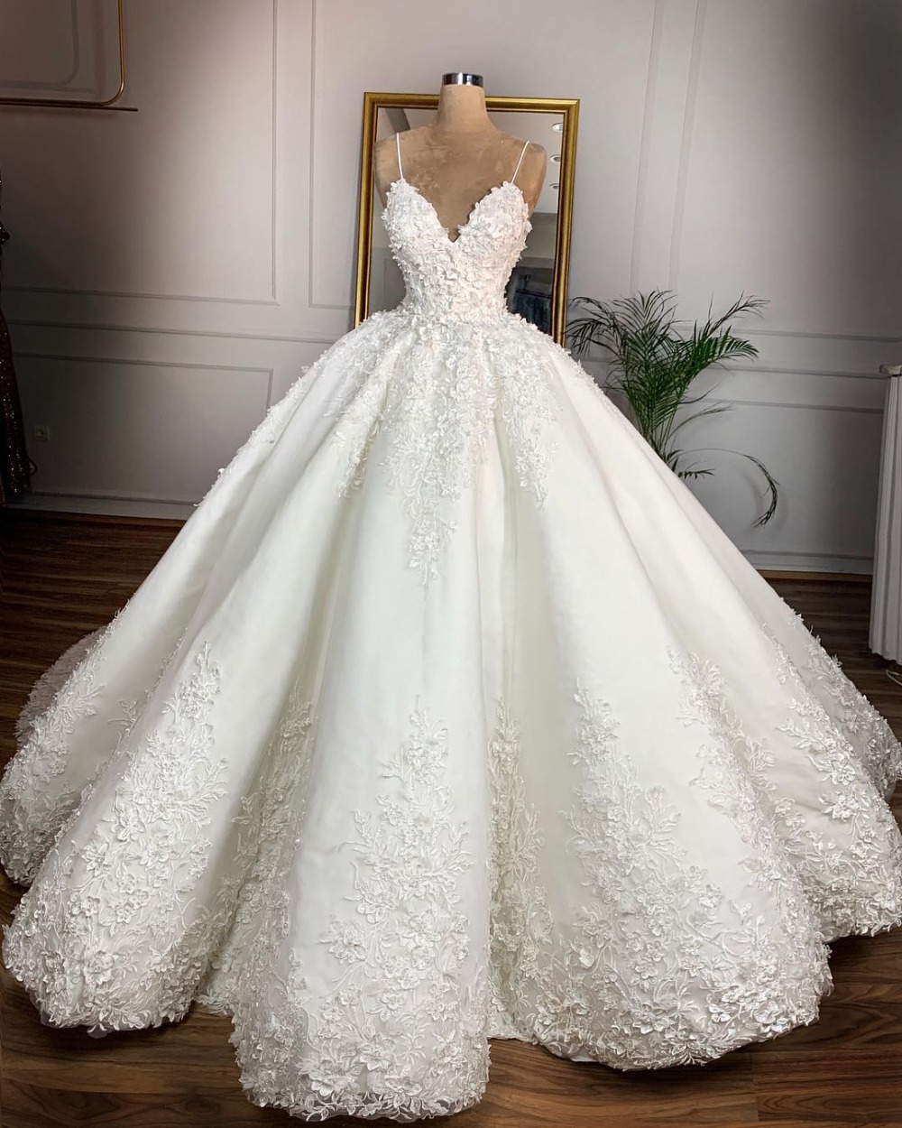 Title 4, Sexy Brautkleid mit tiefem V-Ausschnitt, Spitze...