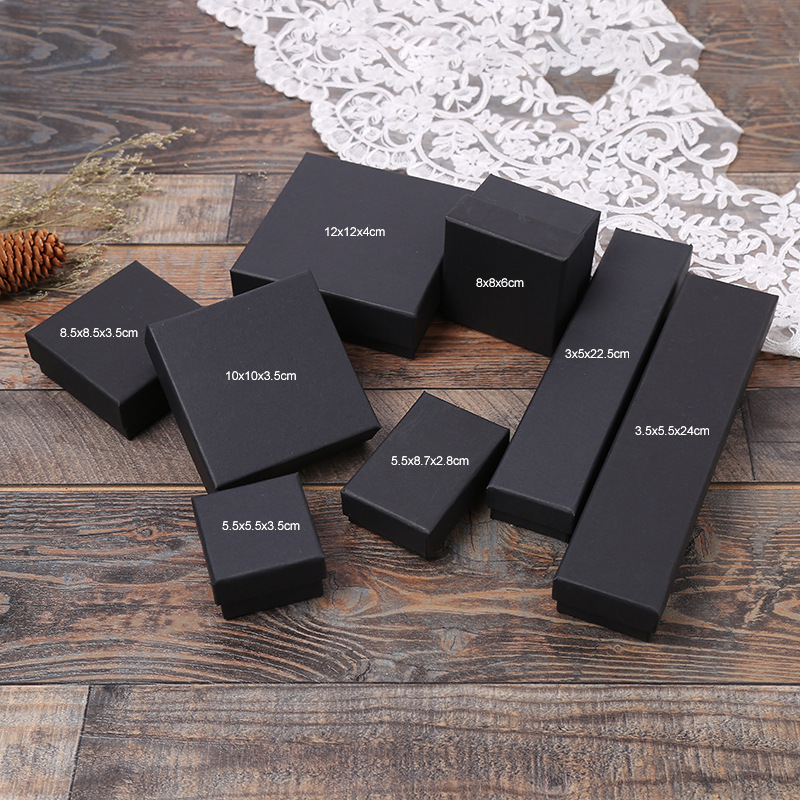 Title 1, Schwarze Schmuck-Geschenkbox aus Kraftpapier. I...