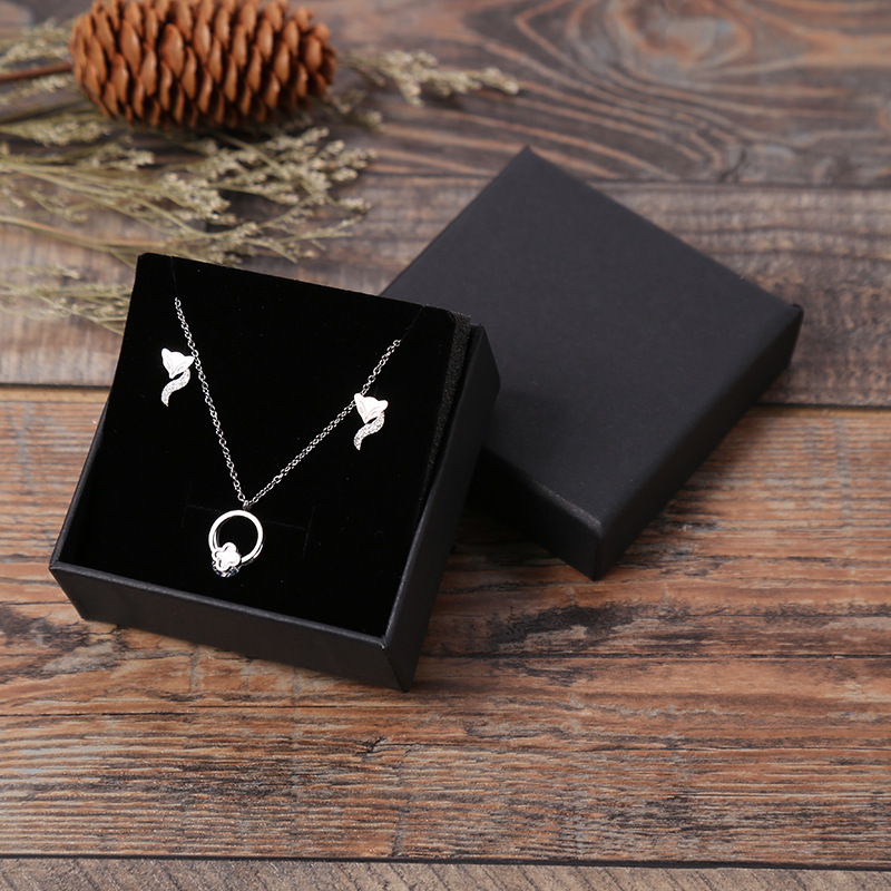 Title 3, Schwarze Schmuck-Geschenkbox aus Kraftpapier. I...