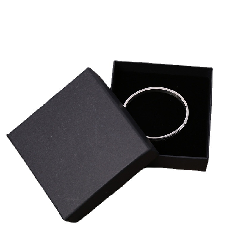 Title 4, Schwarze Schmuck-Geschenkbox aus Kraftpapier. I...