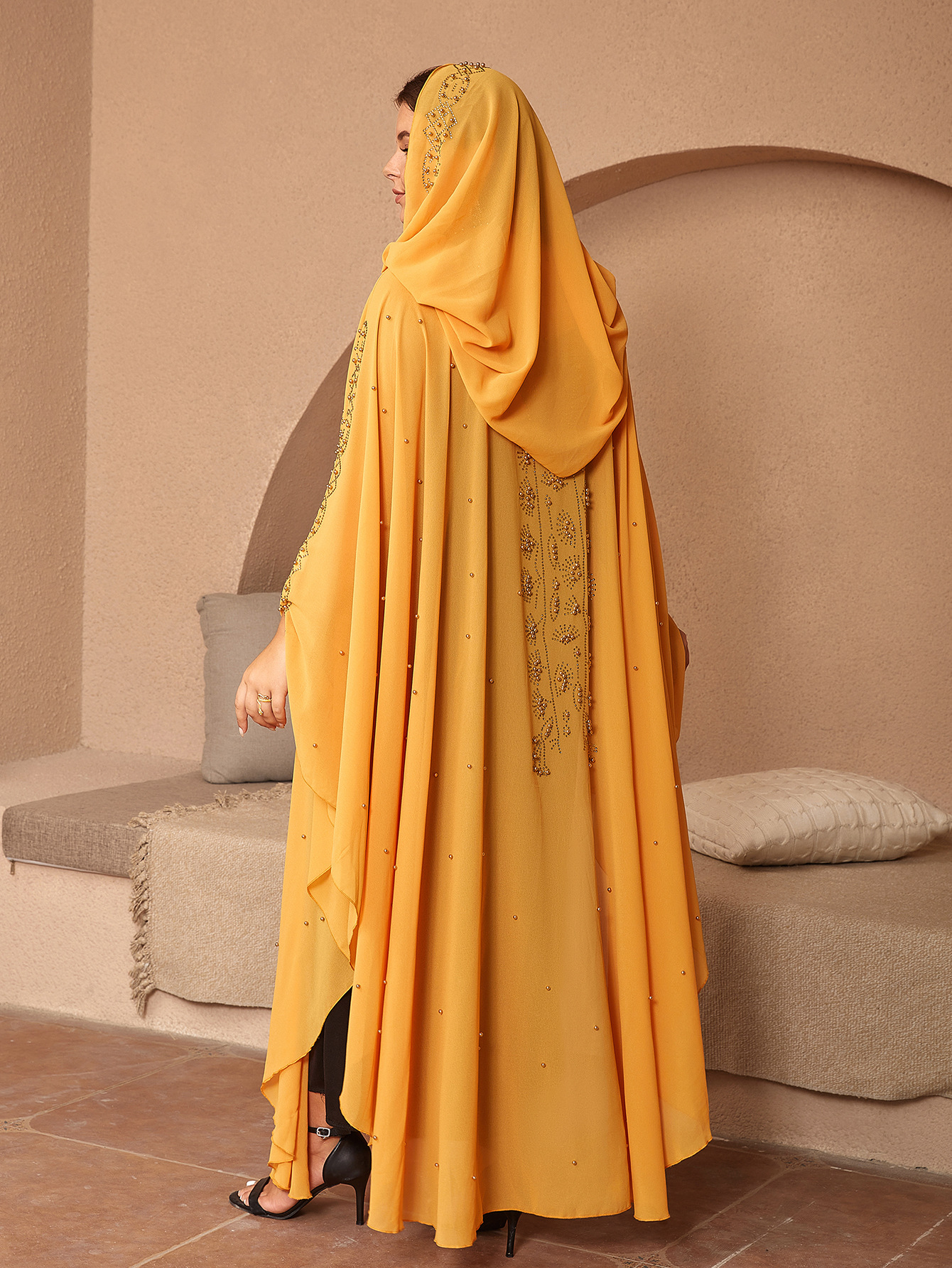 Title 20, Muslimische Chiffon-Umhang mit Strasssteinen un...