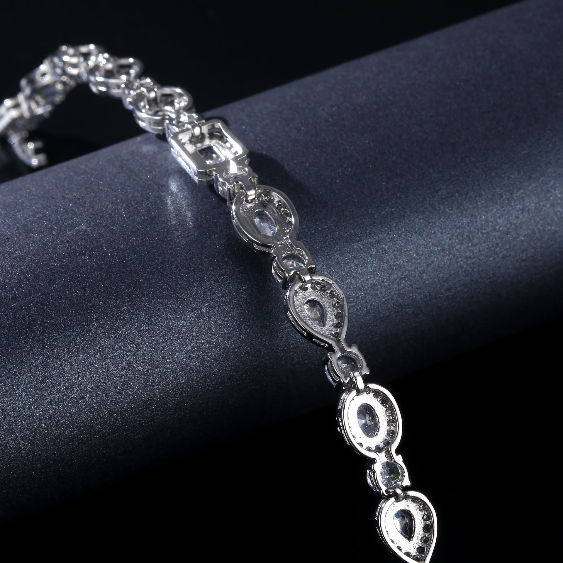 Title 7, Bracelet zircon goutte deau et œil de cheval m...