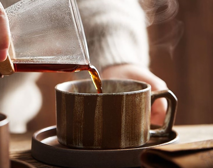 مجموعة فناجين وأطباق قهوة عتيقة بتصميم منزلي مبدع