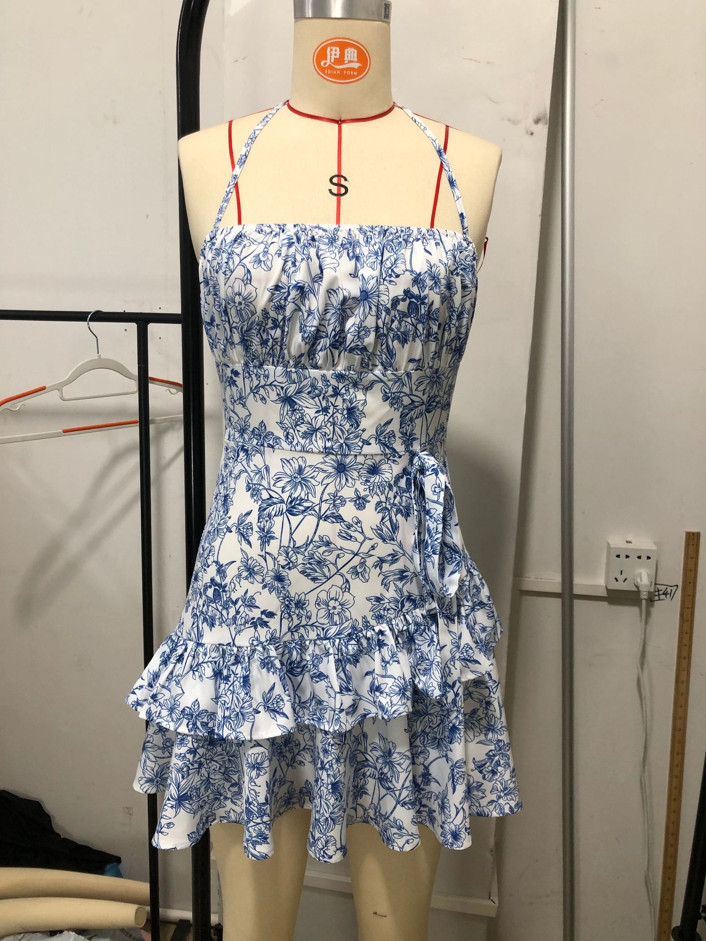 Title 4, Vestido Volante Floral Halter Con Cordones Reco...