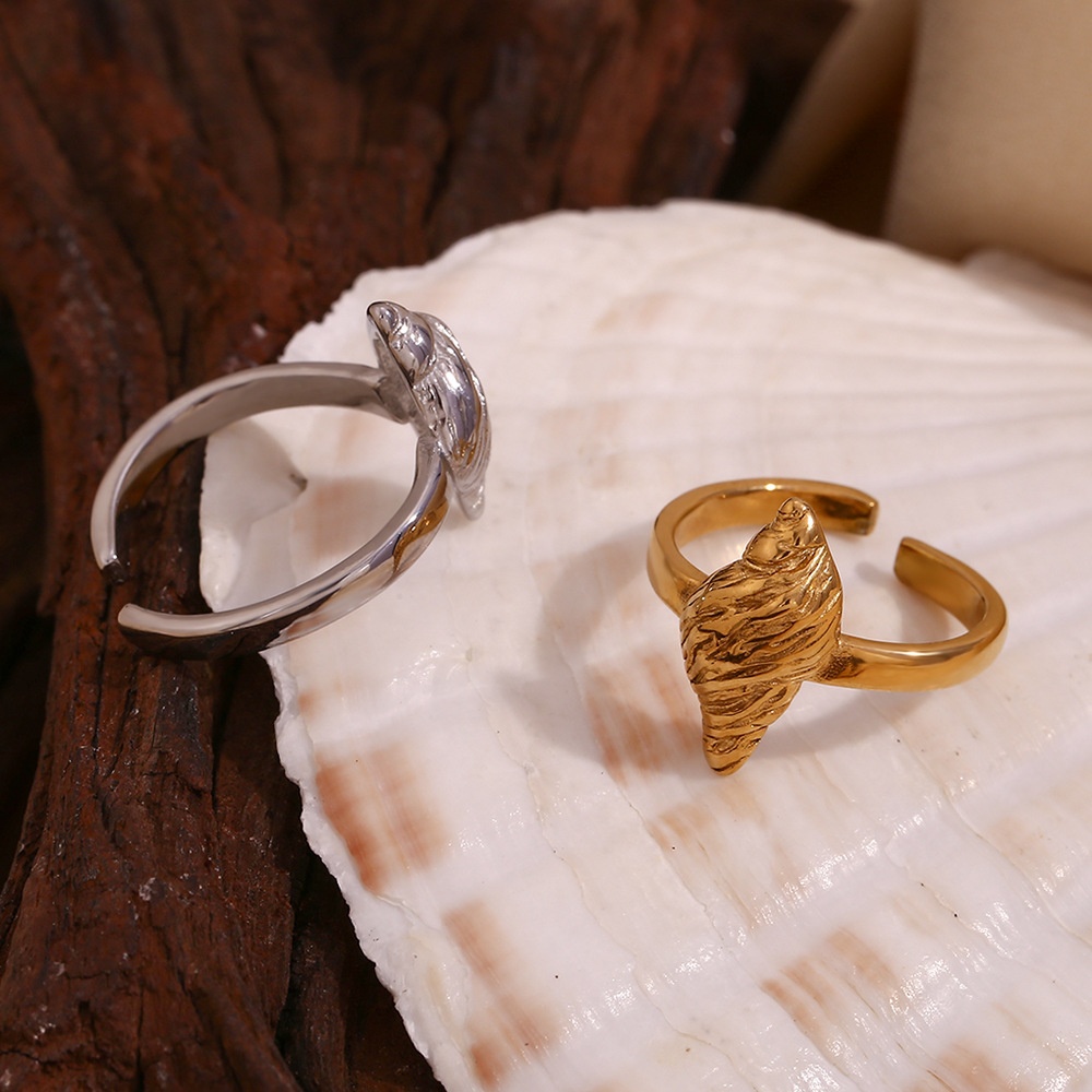 Title 6, Elegant gold ring