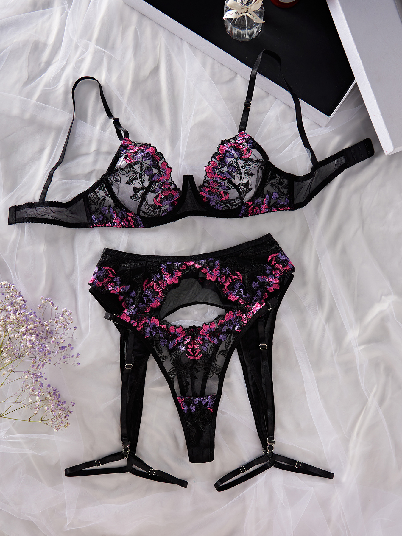 Title 3, Embroidered Mesh Joint Underwear Four-piece Set