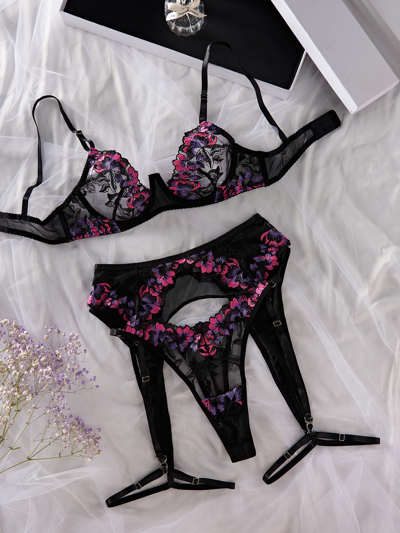 Title 5, Embroidered Mesh Joint Underwear Four-piece Set