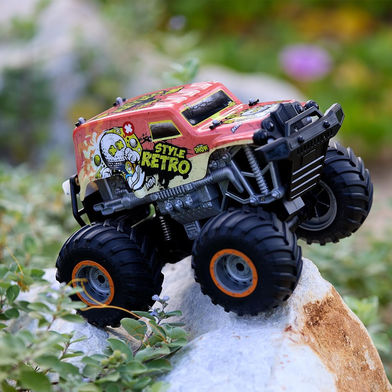 Off-Road Remote Control Monster Truck - Orange. High quality chassis and reinforced PVC graffiti shell. This hobby remote-controlled truck is made of environmentally friendly materials, with a very sturdy chassis and a durable body. It is also equipped wi