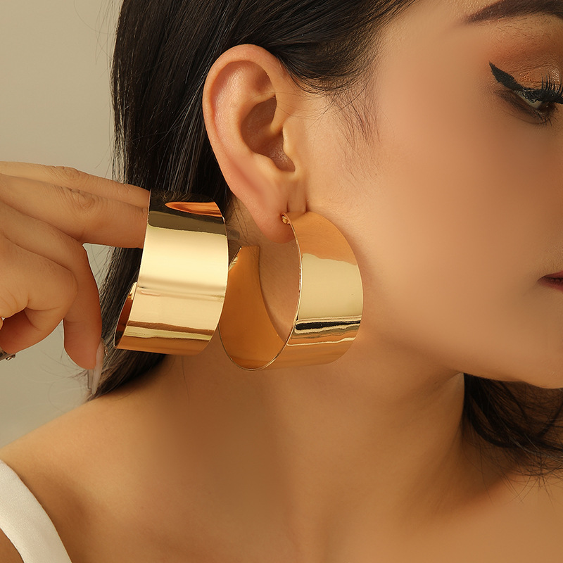 Title 3, Simple High-grade Golden Glossy C- Shaped Earrings