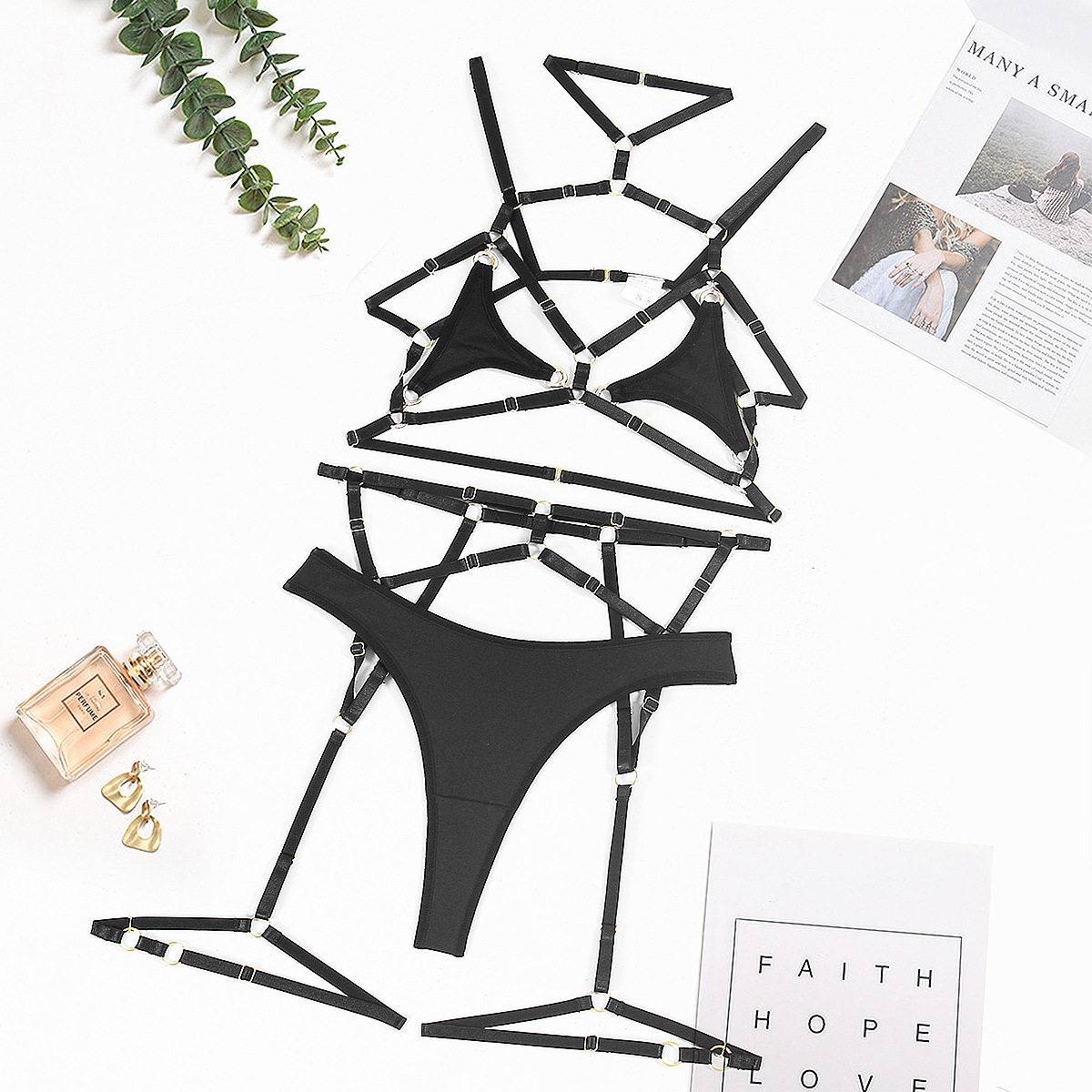 Title 14, Sexy driedelige set met cut-outs en complexe ba...