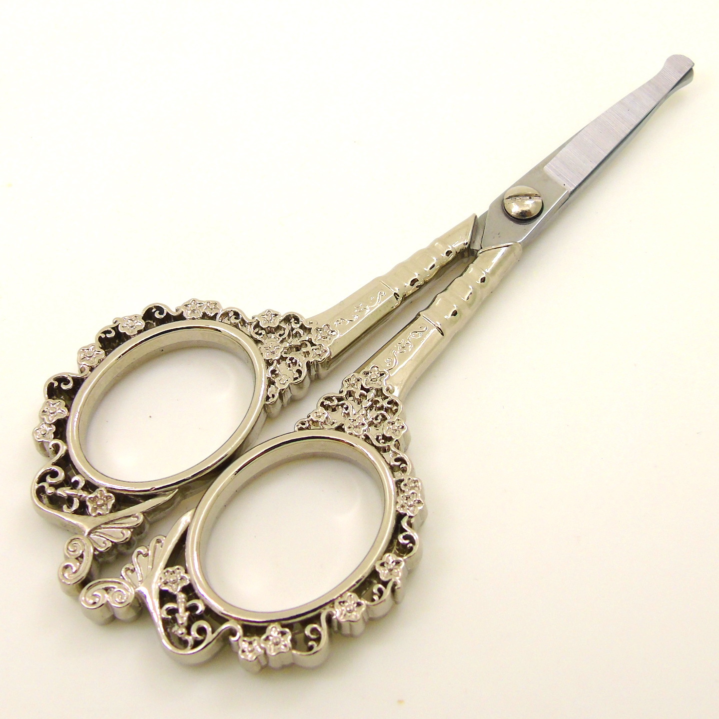 Title 16, Plum Blossom Hollow Court Plum Vintage Scissors