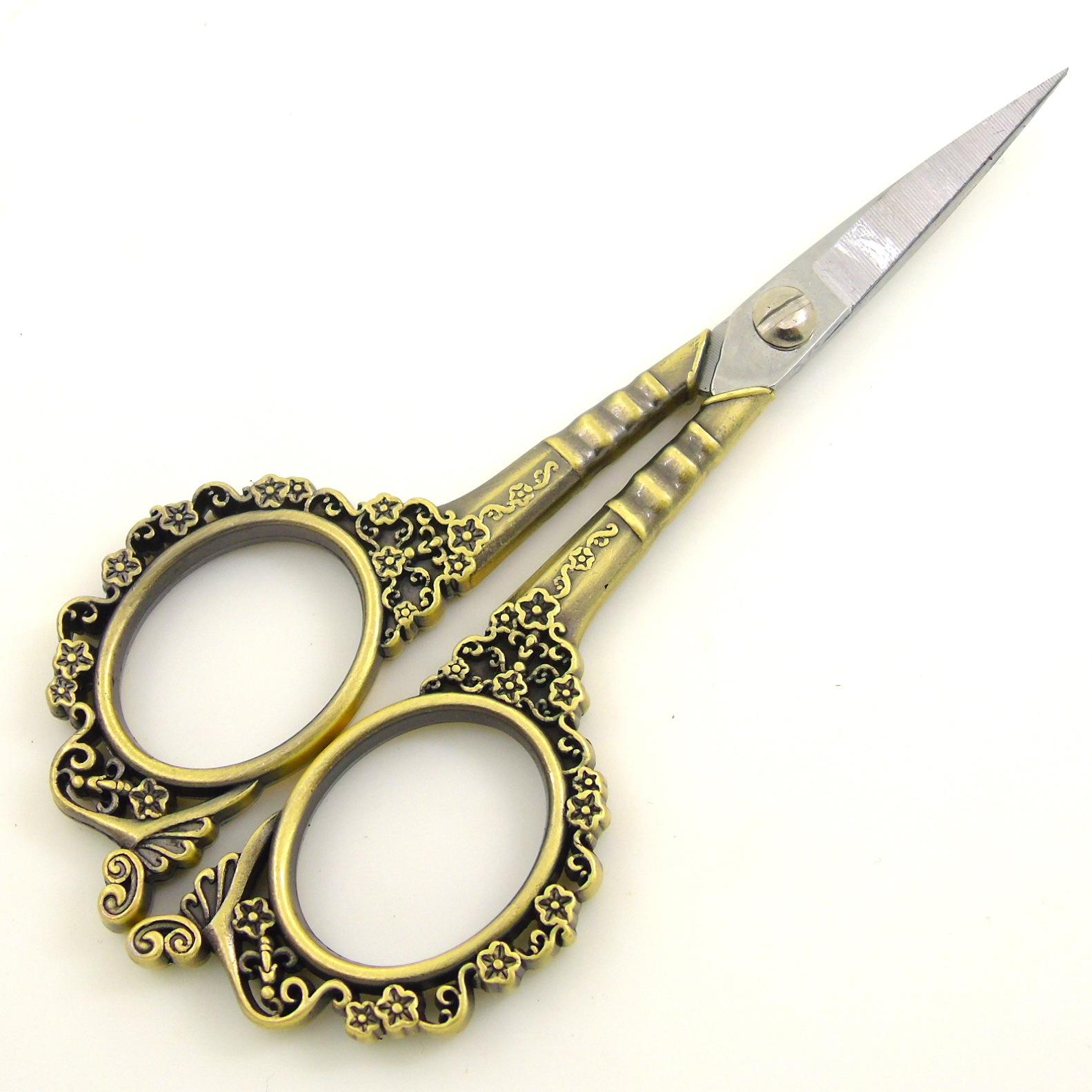 Title 21, Plum Blossom Hollow Court Plum Vintage Scissors