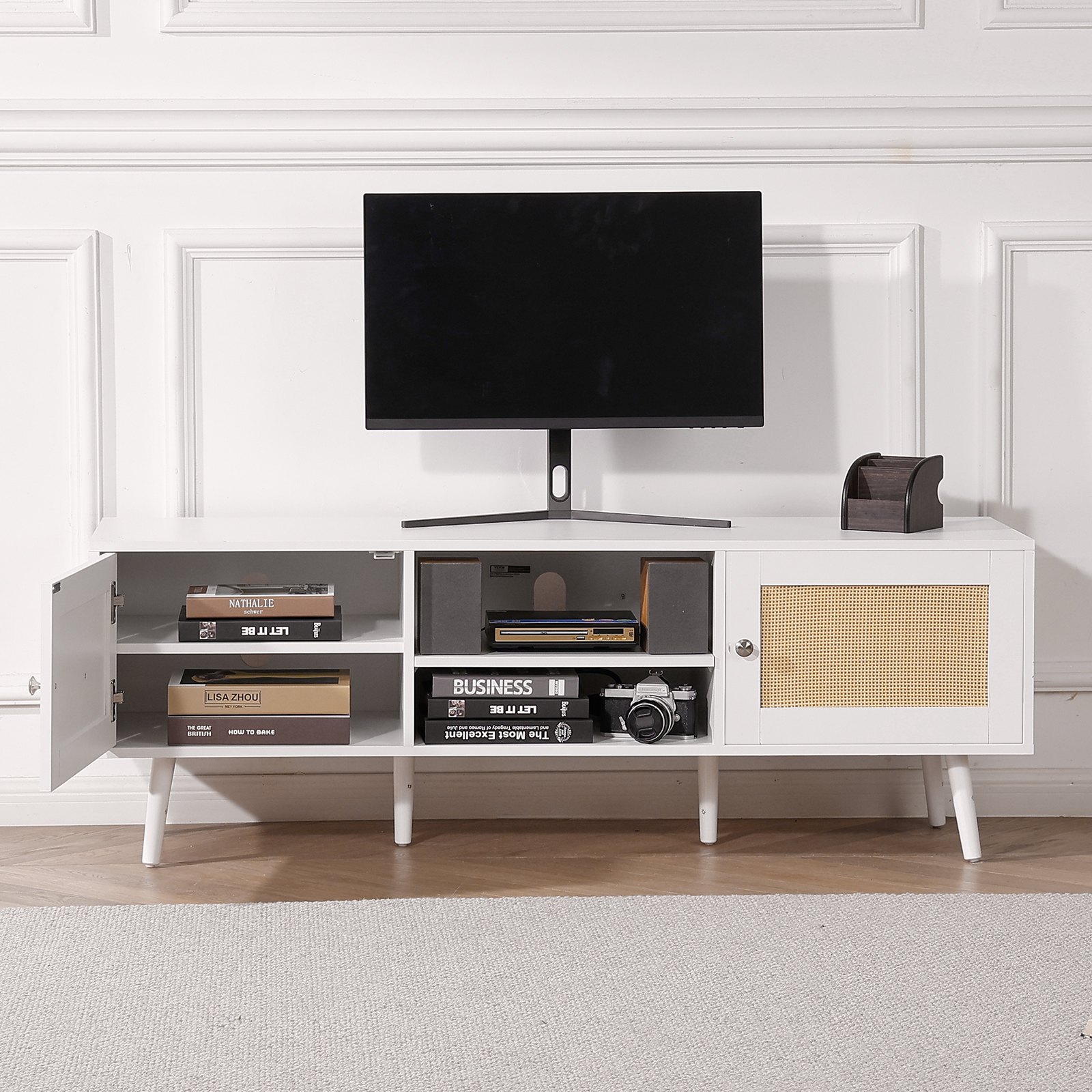 TV-Ständer aus Rattan – Boho-TV-Schrank mit Rattantür, integrierter Steckdose und USB-Anschlüssen, moderne TV-Konsole für Wohnzimmer und Medienraum_voghion.com