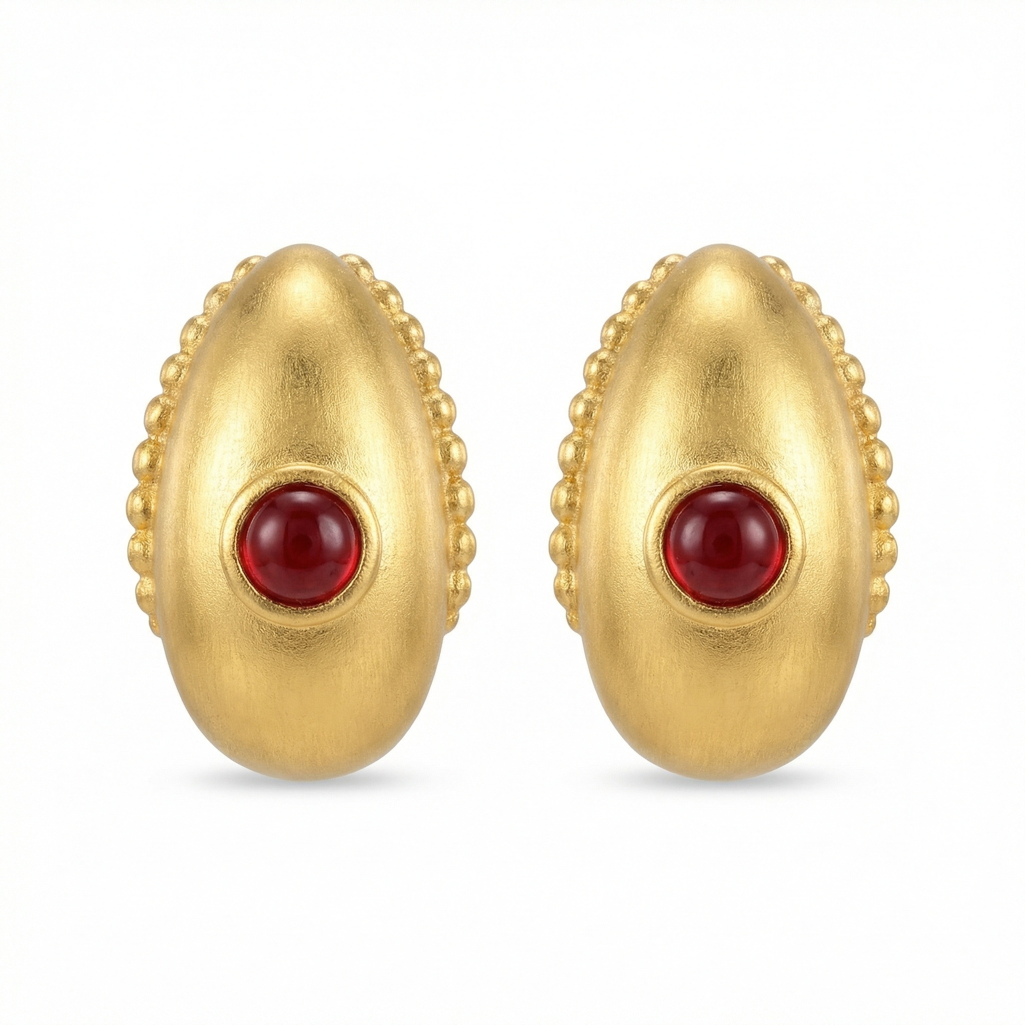 أقراط فضة إسترليني S925 بيضاوية بلمسة نهائية ساتانية مع أحجار كابوشون قرمزية وحواف محببة